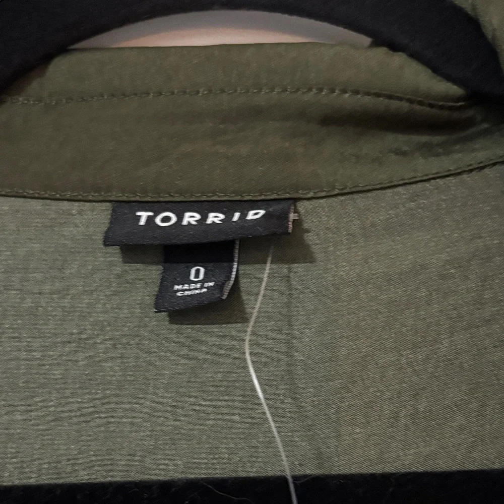 NWT Torrid Dark Green Button-Up Blouse - Picture 2 of 4